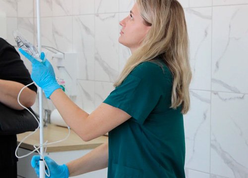 Капельница Винпоцетина Врач подготавливает капельницу